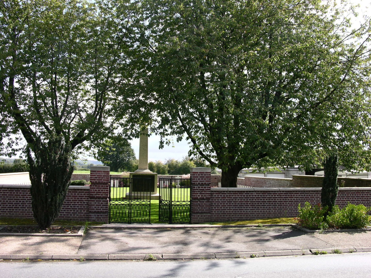 The Orchard cemetery in Etreux